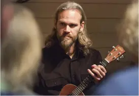  ??  ?? MUSIKER. Magnus Holmén hade med gitarr, ukulele och rytminstru­ment.