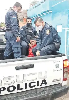  ??  ?? Efectivos policiales trasladan a Amado Enrique Melgarejo Duré, alias Tyson, a la sede de la comisaría 5ª de la capital.