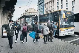  ?? ANA JIMÉNEZ ?? Les parades comporten llargues cues a les voreres del cèntric carrer