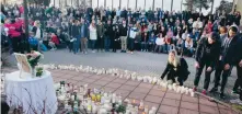  ?? FOTO: MATS ANDERSSON/TT ?? I onsdags kväll hölls en ljusmanife­station i Iggesund för att hedra Tova Mobergs minne. Hundratals människor kom för att tända ljus och delta i en tyst minut.