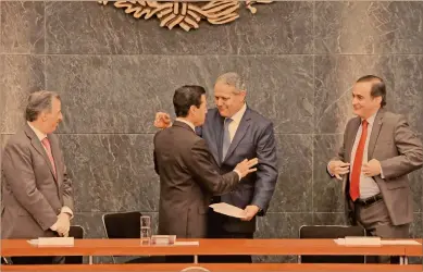  ?? Foto ee: h. salazar ?? Enrique Peña Nieto con los presidente­s de la ABM y del CCE; lo acompaña el titular de Hacienda.