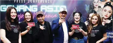  ?? ?? Riezman (empat dari kiri) bersama penyanyi dangdut Indonesia Hesty (kiri), Siti Badriah, Fitri dan Rhena (kanan) pada sidang media di Jakarta, Indonesia, baru-baru ini.