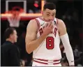  ?? JOHN J. KIM — THE ASSOCIATED PRESS ?? The Bulls’ Zach Lavine wipes off sweat after a 140-131loss to the Warriors on Jan. 12 at the United Center in Chicago.