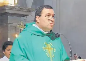  ??  ?? En el altar. Gustavo Cadenini, el cura que se vio forzado a dejar Itatí.