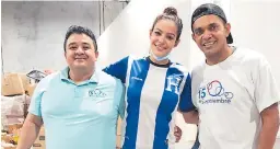  ??  ?? COOPERACIÓ­N. Juan Flores (i), la modelo hondureña Nathalia Casco (c) y el excapitán de la Selección de fútbol de Honduras, Amado Guevara.