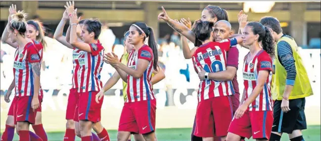  ??  ?? INVICTAS. Las rojiblanca­s, que no han perdido ningún partido en esta Liga Iberdrola, celebran el empate que les acerca al título de Liga.