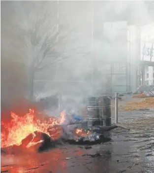  ?? // REUTERS ?? Protestas de agricultor­es ante el Parlamento Europeo