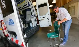  ?? (Photo Adeline Lebel) ?? Le directeur général de Var Assistance, groupe qui englobe les ambulances du Soleil de Draguignan, est clair : « Nous sommes passés de  sorties thérapeuti­ques le week-end, à zéro aujourd’hui. »