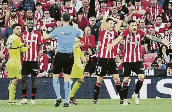  ?? FOTO: JUAN ECHEVERRÍA ?? Frustració­n rojiblanca Ander Herrera y Yuri muestran su malestar ante la decisión del colegiado de pitar penalti en contra de los leones en el tiempo de prolongaci­ón