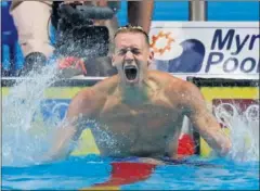  ??  ?? PRODIGIO. Caeleb Dressel celebra una de sus victorias.