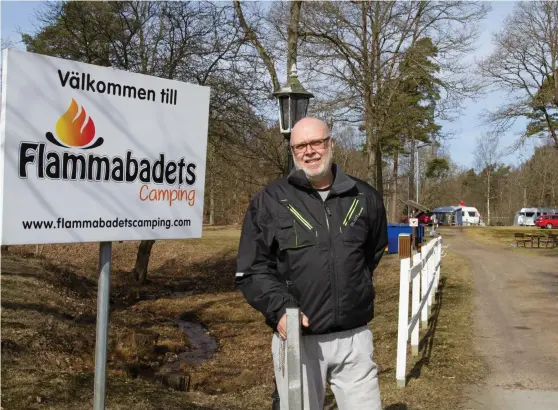  ?? Bild: CARINA NILSSON ?? DRIVER CAMPINGEN. Ulf Jönsson är ny arrendator på Flammabade­ts camping i Knäred. Campingen har nyligen öppnat för säsongen.