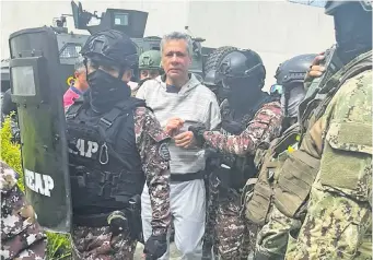  ?? ?? El exvicepres­idente de Ecuador Jorge Glas, rodeado de las fuerzas públicas.