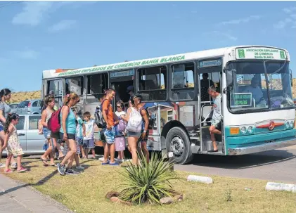  ??  ?? Los viajes en colectivo hasta la pileta del predio "Ezequiel Crisol" parten desde la primera cuadra de 19 de Mayo.