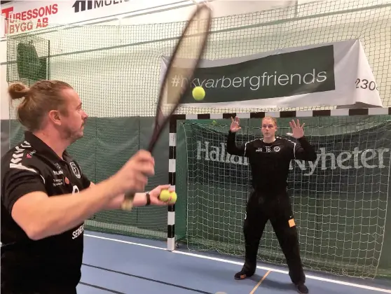  ?? Bild: MATTIAS NILSSON ?? TAR TILL HJÄLPMEDEL. Haris Pilavdzija använder racket och tennisboll­ar och smashar slag mot Viktor Bergström.