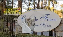  ?? DAVID BARNES / DAVID.BARNES@AJC.COM ?? The sign for the Creekside Forest Apartment Homes in Decatur as it looked in late 2016. The complex is currently undergoing renovation­s and has no residents.