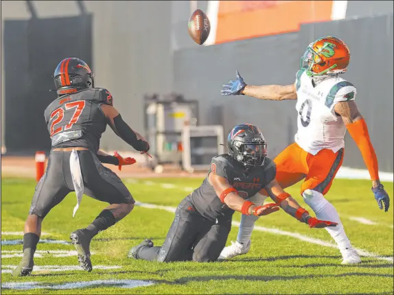  ?? Erik Verduzco
Las Vegas Review-journal ?? Vipers defensive back Deontay Anderson (9) defends a pass against Sea Dragons receiver Josh Gordon during Seattle’s 30-26 win.