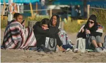  ?? CAVARETTA/SUN SENTINEL JOE ?? Beachgoers bundle up on a chilly New Year’s Eve morning on Sunday.