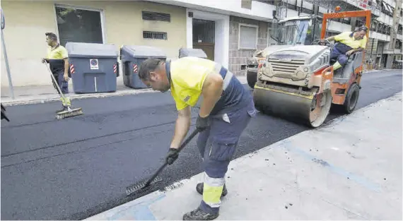  ?? A. J. González ?? Obras de asfaltado en uno de los carriles laterales de la avenida de Vallellano, en una imagen de 2021.