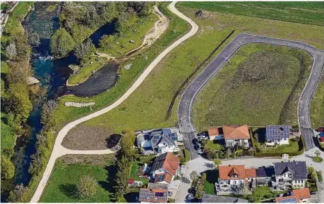  ?? Foto Geyer-luftbild ?? Im Norden Bolheims, direkt am Ufer der Brenz, ist ein kleines Baugebiet erschlosse­n worden. Am künstliche­n Brenzarm (links im Bild), der zum Hochwasser­schutz angelegt wurde, muss noch nachgebess­ert werden.