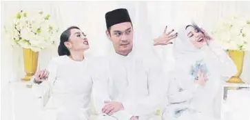  ??  ?? Wan Sharmila, Hisyam Hamid dan Emma Maembong pada drama Sayang Papa Saya Tak?