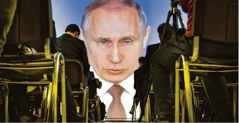  ?? Foto: Alexander Zemlianich­enko, dpa ?? Journalist­en verfolgen in einem Nebenraum live Putins Rede: „Das ist kein Bluff.“