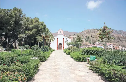  ??  ?? Die Ermita de San Sebastián mit ihrem schön gepflegten Garten.