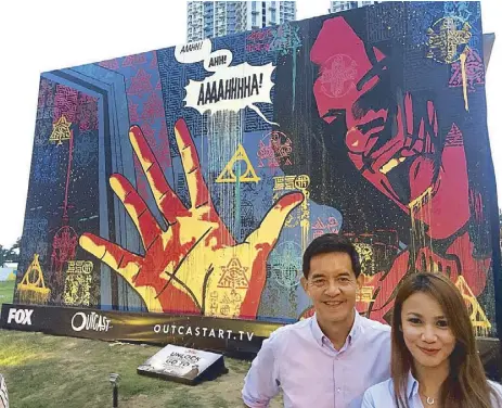  ??  ?? That’s me with Fox marketing head Tricia Pablo by the Outcast wall at the BGC