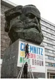  ?? Foto: dpa ?? Am Karl-Marx-Denkmal, wo die Rechtspopu­listen demonstrie­ren, wehren sich die Menschen.