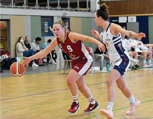  ?? Fotos: Stéphane Guillaume ?? Sophie Sunnen (l.) verliert mit Sparta gegen ihren Ex-Club Basket Esch um Billie Schulté.