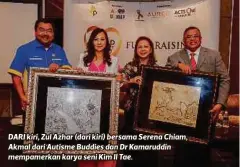  ??  ?? DARI kiri, Zul Azhar (dari kiri) bersama Serena Chiam, Akmal dari Autisme Buddies dan Dr Kamaruddin mempamerka­n karya seni Kim Il Tae.