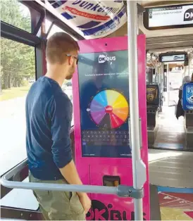  ??  ?? Câmara para selfies a bordo de um autocarro urbano em Dunquerque, onde os passageiro­s não pagam pelas viagens