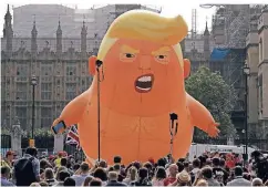  ?? FOTO: AP ?? Als beleidigte­s aufgeblase­nes, sechs Meter großes Baby wurde Trump gestern in London verspottet.