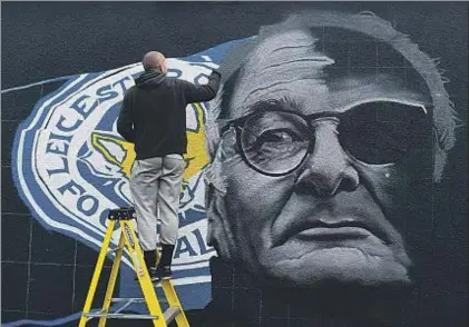  ?? MICHAEL REGAN / GETTY ?? Una imagen del técnico romano pintada en un muro de la localidad de Leicester