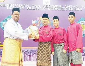  ??  ?? PERTANDING­AN Pakaian Sedondon menjadi milik Keluarga Cikgu Kitli Beka.