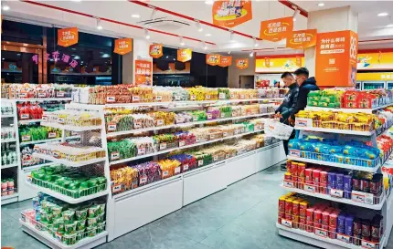  ?? (ZHANG SHASHA) ?? Snack lovers explore the aisles at a snack store in Baotou,
Inner Mongolia Autonomous Region, on 4 November 2023