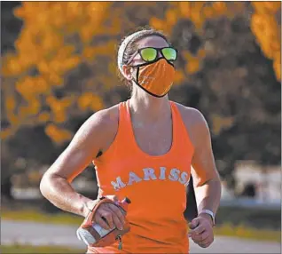  ?? ABEL URIBE/CHICAGO TRIBUNE ?? A runner participat­es in the virtual Chicago Marathon on Saturday along the lakefront.