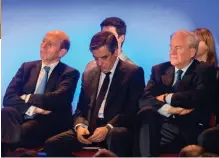  ??  ?? Pugnace. En haut : François Fillon, le 24 février, à son QG, prépare son discours de Maisons-Alfort avec sa « plume », Igor Mitrofanof­f, en présence de son épouse, Penelope. En bas, le même jour, à Maisons-Alfort, au moment où le candidat à la...