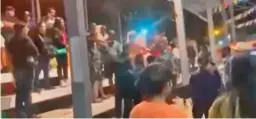  ?? ?? El video difundido en redes sociales muestra cómo 2 hombres sacan armas en una fiesta.