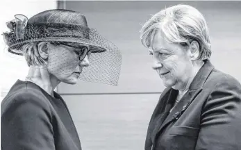  ?? FOTO: EUROPEAN UNION 2017/EP/DPA ?? Gesenkte Blicke: Bundeskanz­lerin Angela Merkel (CDU) mit Witwe Maike Kohl-Richter beim europäisch­en Trauerakt für den verstorben­en Altkanzler im EU-Parlament in Straßburg.