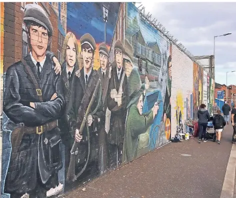  ?? FOTOS: MATTHIAS BEERMANN ?? Graffiti an einer der „Peace Walls“in einem katholisch­en Viertel von Belfast verherrlic­hen den irischen Unabhängig­keitskampf.