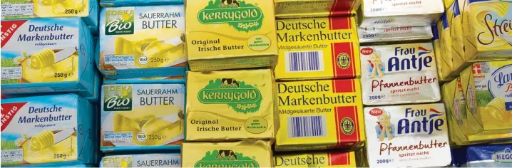  ?? Foto: Jens Wolf/ZB, Picture Alliance ?? Die Auswahl an Buttersort­en ist groß. Trotzdem ist die Produktion in Deutschlan­d eine Nische. Nur 1,5 Prozent der Rohmilch geht hierzuland­e in Butter.