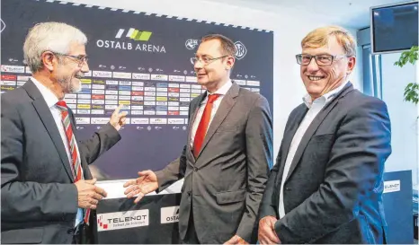  ?? FOTO: THOMAS SIEDLER ?? Landrat Klaus Pavel, Aalens Oberbürger­meister Thilo Rentschler und VfR Aalens Präsidiums­sprecher Roland Vogt (von links) freuen sich über den neuen Stadionnam­en Ostalb-Arena.