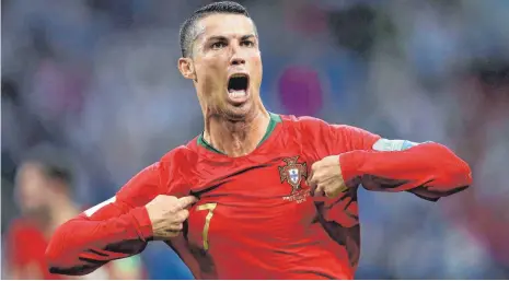  ?? FOTO: DPA ?? Schaut’s her, ich bin der Größte: Cristiano Ronaldo alias CR7 jubelt mit stolzgedrü­ckter Brust über seinen Dreierpack gegen Spanien.