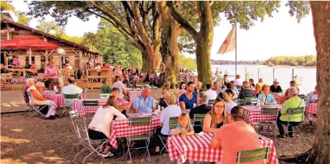  ?? FOTO: STEPHAN KURKA ?? Die Rheinwacht in Götterswic­kerhamm in Voerde liegt direkt am Rhein und bietet auch viele Spielmögli­chkeiten für Kinder.