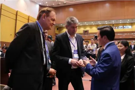 ?? VNA/VNS Photo Chí Tưởng ?? Deputy Prime Minister Trần Hồng Hà talks with foreign businesses at the opening ceremony of the 2024 Horasis China Meeting yesterday in Bình Dương Province.