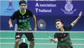  ?? PP PBSI FOR JAWA POS ?? SABAR, YA!: Leo Rolly Carnando (kanan) dan Daniel Marthin di Thailand Masters (21/1). Upaya menaikkan peringkat dengan mengikuti banyak turnamen tahun ini batal gara-gara pandemi Covid-19.