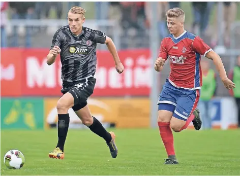  ?? FOTO: THORSTEN TILLMANN ?? Niklas Klein-Wiele (rechts) wurde im Spiel gegen den 1. FC Monheim in der 79. Minute eingewechs­elt.