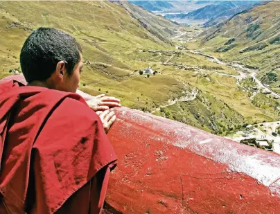  ?? FOTOS: MARTINA KATZ ?? Der Weg ins Kyi-Chu-Tal geht durch tiefe Täler und über 5000 Meter hohe Pässe.