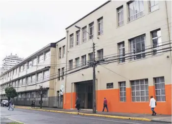  ??  ?? ► El Liceo Gabriela Mistral de Temuco aplicó un plan de mejora desde 2015.