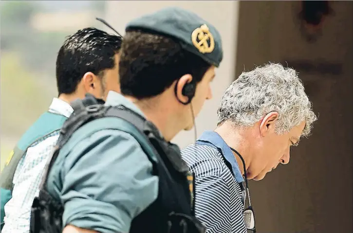  ?? FRANCISCO SECO / AP ?? Ángel Villar accediendo a la Ciudad del Fútbol de Las Rozas custodiado por dos guardias civiles, ayer por la tarde